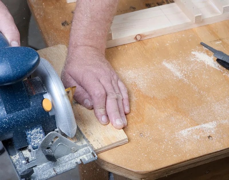 Cutting laminate flooring with online circular saw